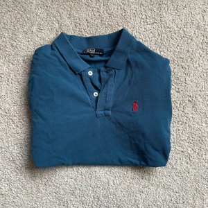 Ralph Lauren piké  - Ralph Lauren piké | Size: M (passar S / XS) | Perfekt till sommaren👌🕶️ | Nypris ligger runt 1200 kr | Inga fläckar!