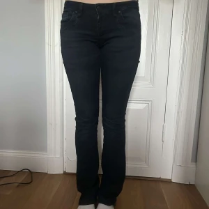 Marin blåa jeans med bootcut - Snygga marin blåa  jeans med bootcut-stil. De har en klassisk femficksdesign och en knappgylf. Köpte dessa ltb jeans för 800kr för några månader sedan och väldigt sparsamt använt.