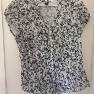 Söt blus  - Super söt blus från Hm. Skriv för fler bilder, mått eller frågor 💕