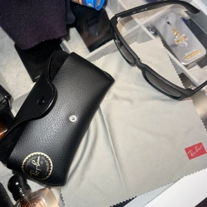 Ray-Ban Justin  - Snygga svarta solglasögon från Ray-Ban med klassisk rektangulär form och mörka glas. Kommer med originalfodral. 
