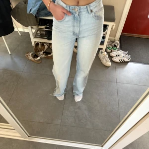 Ljusblå  jeans från Zara  - Säljer ett par ljusblå jeans med hög midja från Zara. Skitsnygga och fin färg. Stolek 34.