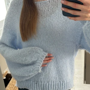 Ljusblå stickad tröja från Vila - Supermjuk och fluffig ljusblå stickad tröja från Vila! I super fint skick då den knappt är använd. Helt slutsåld! 