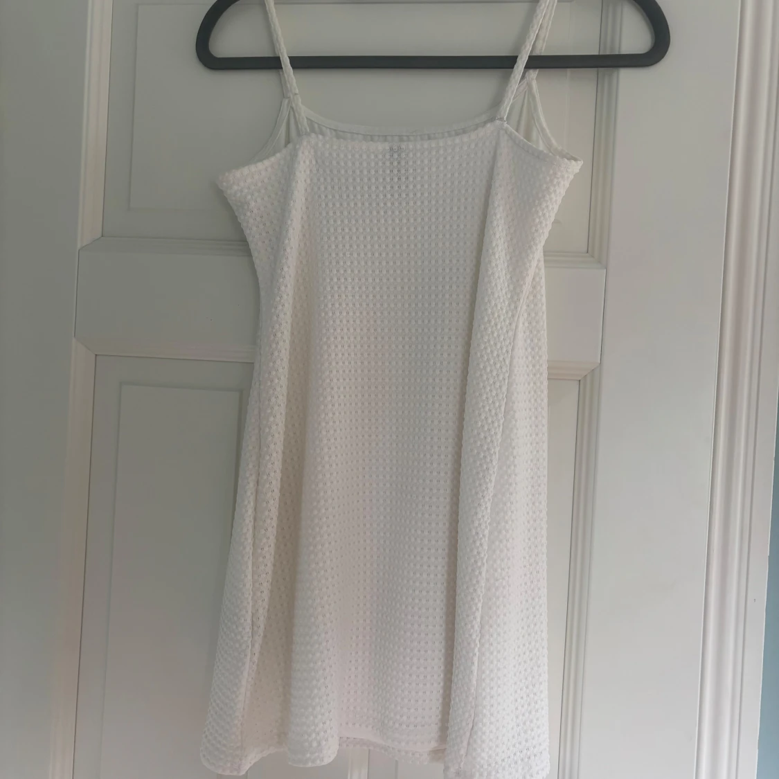 Vit ärmlös klänning från H&M Divided - 1