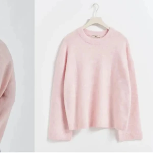 Ljusrosa stickad  - Intressekoll på en mysig ljusrosa stickad tröja från Gina tricot. Tröjan har rund halsringning och långa ärmar. Perfekt för lager-på-lager och ger en söt och avslappnad look. Storlek 158-164 men passar XS-S skulle jag säga ❣️ny utan prislapp