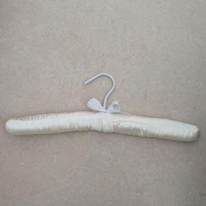 Satin klädgalge med rosett - Säljer en elegant klädgalge i satin med en söt rosett framtill. Klädgalgen har en mjuk och glansig yta.
