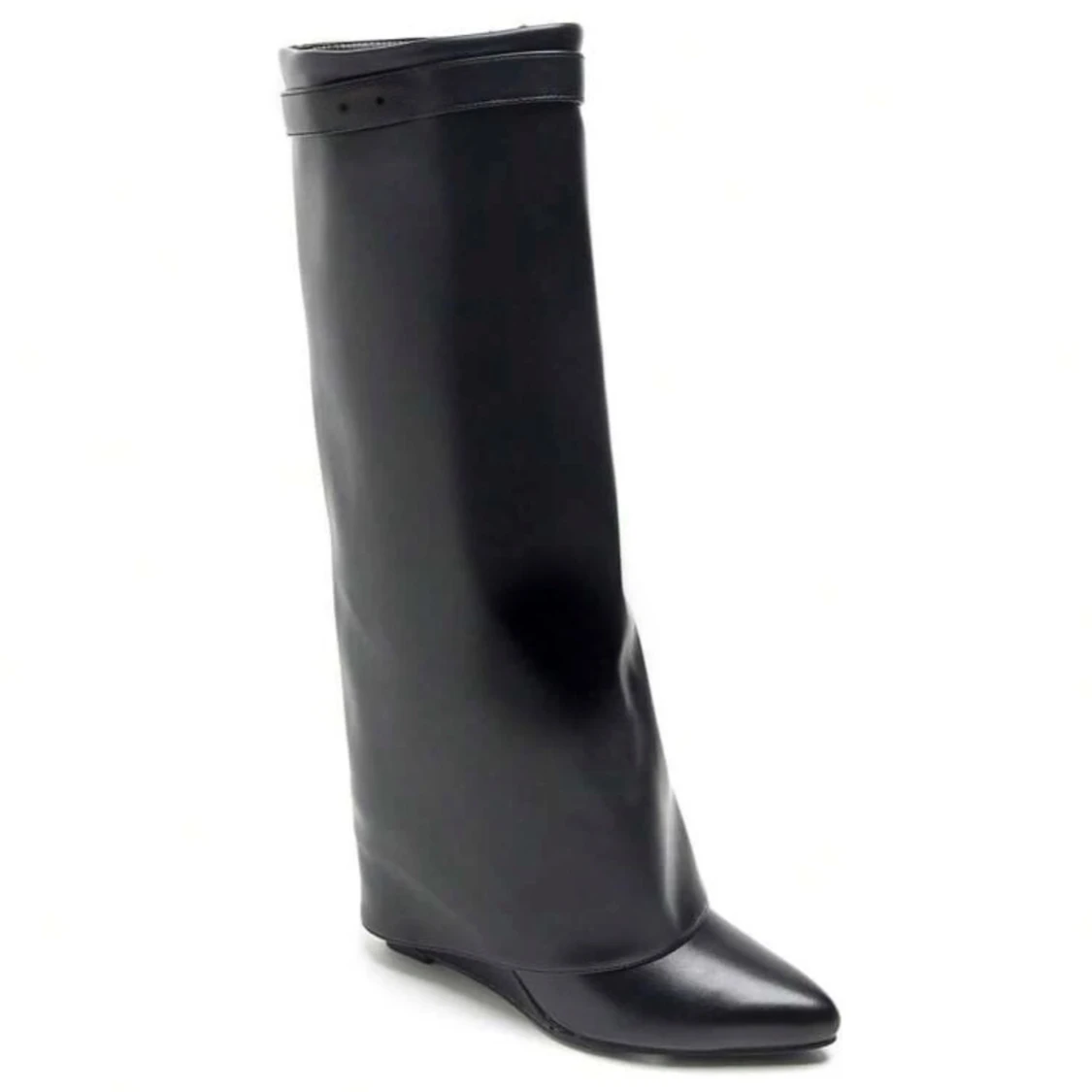 Svarta höga boots med spetsig tå