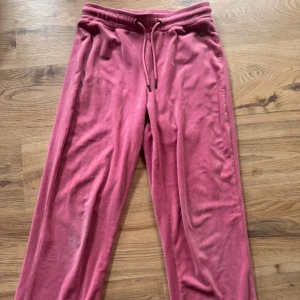 Rosa mjukisbyxor från Zink - Mysiga rosa mjukisbyxor från Zink med dragsko i midjan och raka ben.