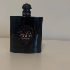 Black Opium Le Parfum - Parfym som doftar kvinnligt och varmt med en djup vaniljdoft. Denna har mer inslag av vanilj än den vanliga Black Opium. Har bara använt ca 2 gånger och den är nästan helt full. Perfekt för alla vaniljälskare!!🍨💕 (ordinariepris: 2018kr)