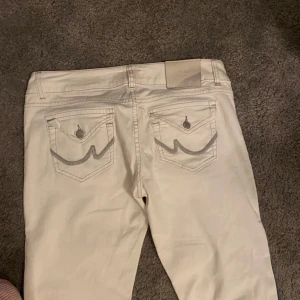 vita LTB jeans  - Säljer ett par LTB jeans. Jeansen är omsydda till Bootcut och köpta på sellpy. Säljer pågrund av att dom va för stora lappen sitter kvar💗