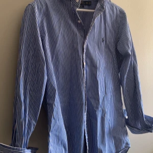 Polo Ralph Lauren skjorta - Säljer min klassiska blåvit randiga skjorta från Polo Ralph Lauren.