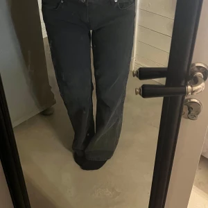 Raka jeans - Jättesnygga raka jeans från NAKD. Jag är 170 cm och längden på jeansen är perfekt för mig😍 Jeansen är i stl 38 men passar perfekt för mig som vanligtvis bär stl 36