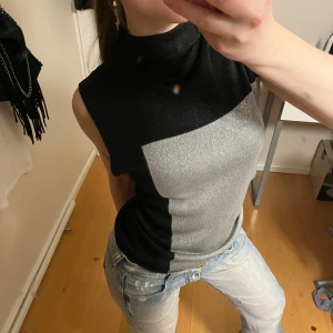 Svart och silver glittrig ärmlös topp från Gianini - Säljer nu denna superfina ärmlösa topp från Gianini i svart och silver med glitter😍står storlek L men skulle säga xs / s
