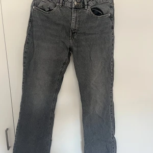 Classic boot jeans - Gråa jeans från Gina Tricot i modellen Classic Boot. Älskar dessa jeansen men säljer då dom är förstora för mig. Använda 2 gånger så i super fint skick. Bra längd för mig som är 170cm, mid waist. Storlek 38. 250kr