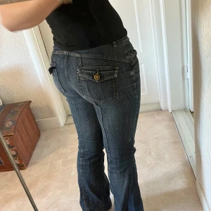 Lågmidjade Jeans  - Mörk blåa Lågmidjade jeans som är i mycket bra skick! Storlek: 38🌟innebenslängd: 72cm midjemått:79cm