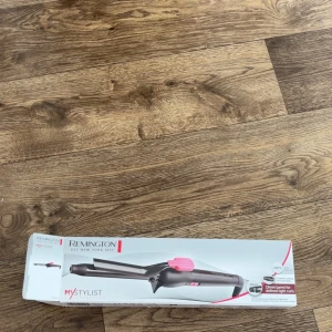 Locktång - Säljer denna helt oanvända locktång från märket Remington som jag köpt för 300kr. Den är bara öppnad men aldrig använd. Kom privat för fler frågor eller funderingar 💕