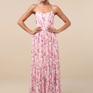 Lulus, Special Moment Pink Floral Strapless Bustier Maxi Dress - Special Moment Pink Floral Strapless Bustier Maxi Dress 🩷  Rosa blommig maxiklänning med korsettdetaljer. Klänningen har en figurnära passform upptill och en utsvängd kjol. Perfekt för sommarens fester och evenemang. Storlek S.  Endast testad! Ny med prislapp kvar.  Ordinarie pris 1700kr.                                                       