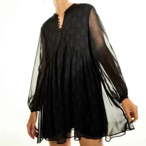 Marinblåa klänning från zara - Marinblå mönstrad klänning från zara