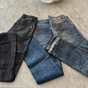 Tramarossa jeans bunt - Dessa tre tramarossa jeans är riktigt stiliga och trendiga. Väldigt bra skick. Kontakta mig om mer frågor eller om ni vill köpa styck viss. Du får tre par tramarossa jeans för samma pris som ett par dondup jeans