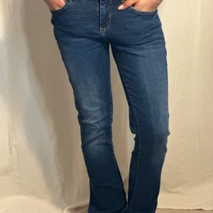 Blåa LTbB utsvängda jeans - Klassiska blå jeans med rak passform och normal midja. Jeansen har fyra fickor och subtila sömmar på bakfickorna. Pris kan diskuteras 💖