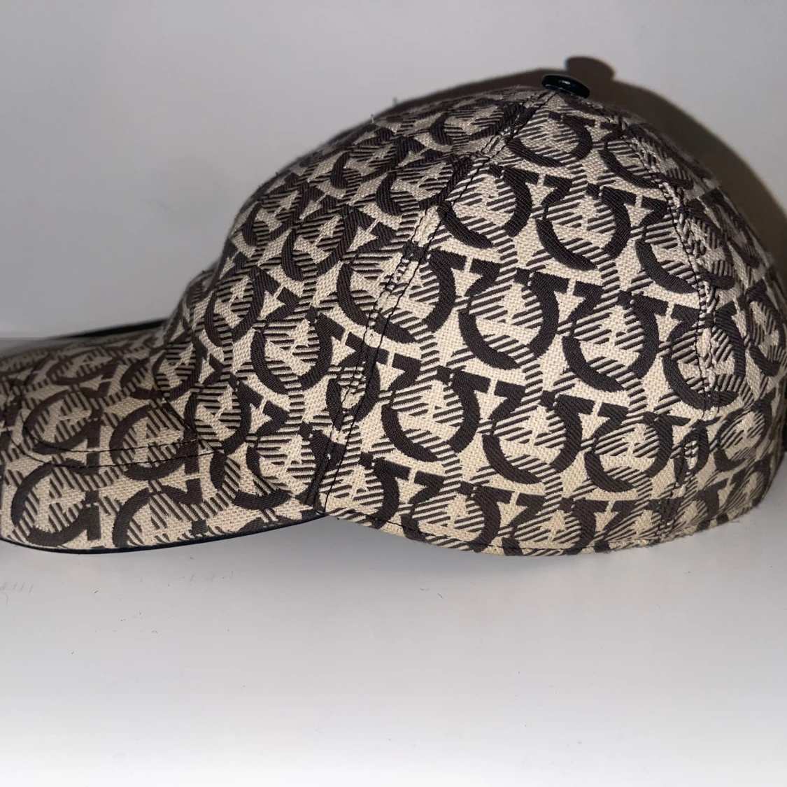 Beige och brun mönstrad keps från Ferragamo - 1