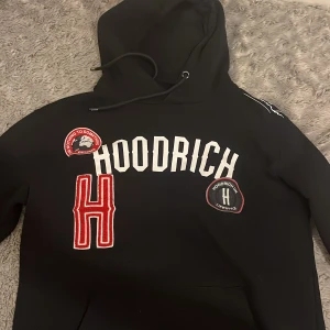 Svart hoodie från Hoodrich - Säljer en svart hoodie från Hoodrich skorlek S knappt använt. 