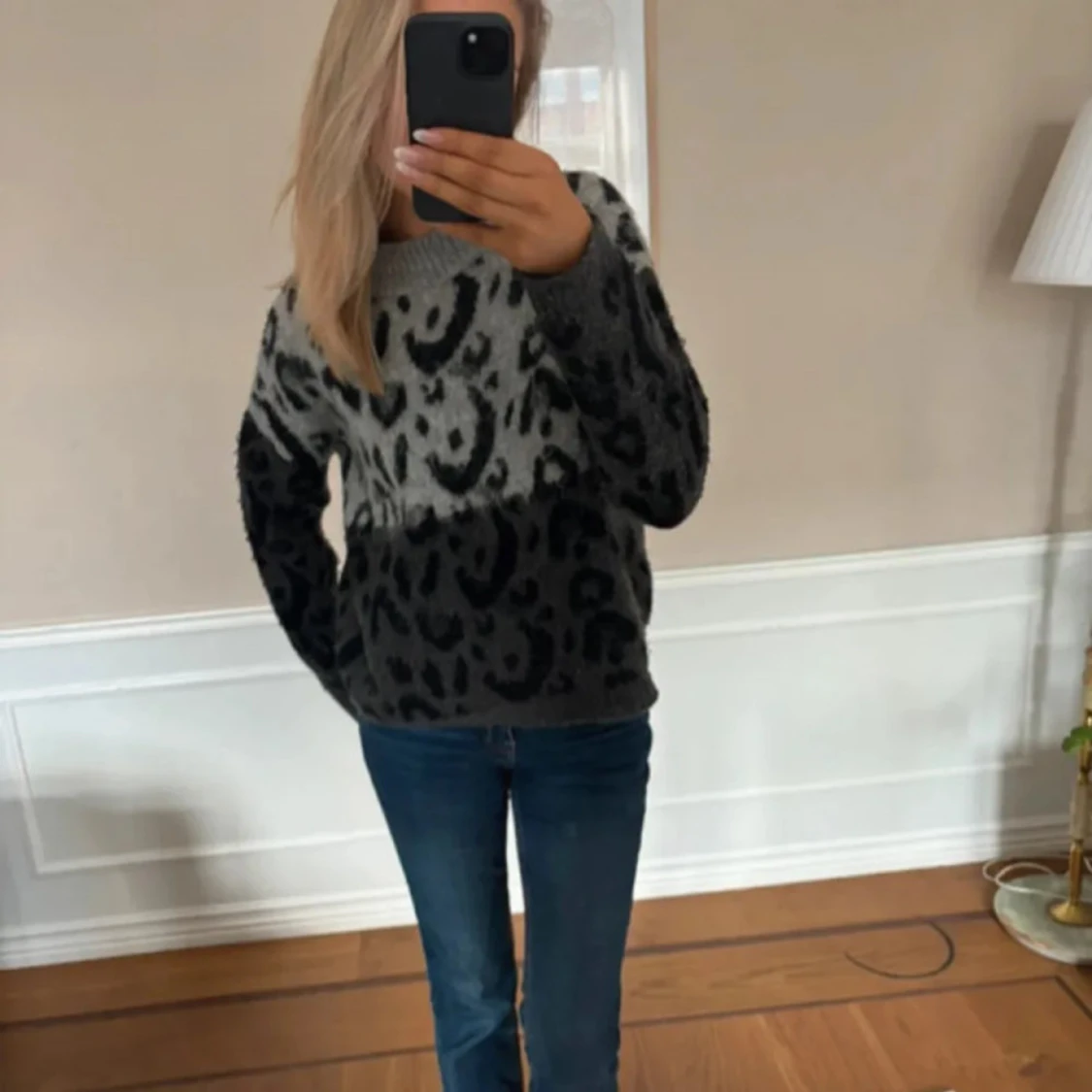 Grå och svart leopardmönstrad tröja