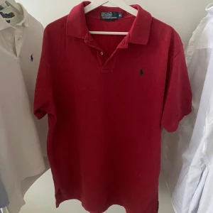 Ralph Lauren tröja - Polo Ralph Lauren pikétröja – röd, XL 🔴 Perfekt skick – som ny 👕 💰 Pris: 230 kr Tidlös, bekväm och stilren – passar till allt! 📸 Fråga gärna efter fler bilder 🚚 Snabb leverans 📦