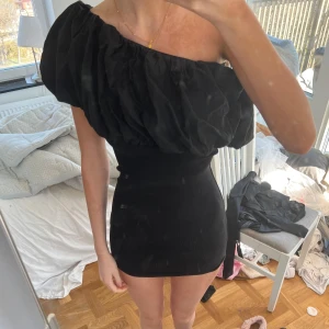 Svart zara klänning  - Så snygg zara klänning perfekt för fest💕💕💕 säljer i vitt och rosa också om nån är intresserad 
