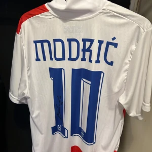 Kroatien Modric signerad - Signerad modric tröja