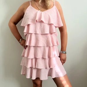 Volangklänning - Rosa volangklänning storlek S men passar också XS💗🌸 har ett litet hål på insidan som ej syns, samt några små fläckar som troligtvis går bort! 249kr