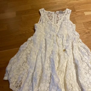 Vit spetsklänning från Chiara Forthi - Superfin vit klänning från Chiara Forthi i spets med blommigt mönster. Ärmlös modell med dragkedja i ryggen och v-ringad fram, fodrad. Perfekt för sommarens tillfällen och student. 200:-