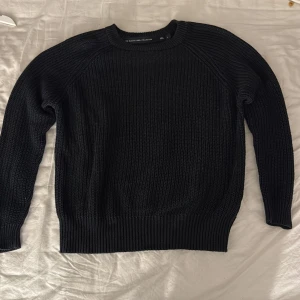Svart stickad tröja från The Black Label Collection - Säljer en svart stickad tröja från The Black Label Collection i storlek L. Tröjan har rund halsringning och långa ärmar. Som ni ser ser på bild 2 finns det lite trådar som gått sönder men inget som syns mycket. Den har samma passform som den tidigare tröjan jag lagt upp men för stor för mig därav ingen bild på. 