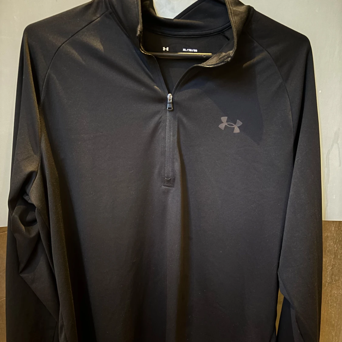 Svart långärmad träningströja från Under Armour