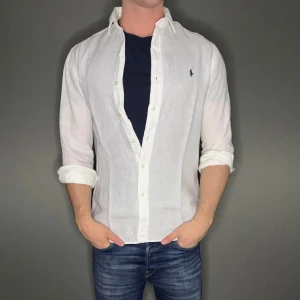 Ralph lauren linne skjorta - Hej säljer nu min fina Ralph lauren linnen skjorta i storlek S. Den är i nyskick och kommer vara otroligt snygg nu i vår och framåt sommaren. Nypris cirka 2100kr! Vi kommer att sälja liknande produkter nu i vår och närmare sommar så glöm inte följa profilen!🌊🍾