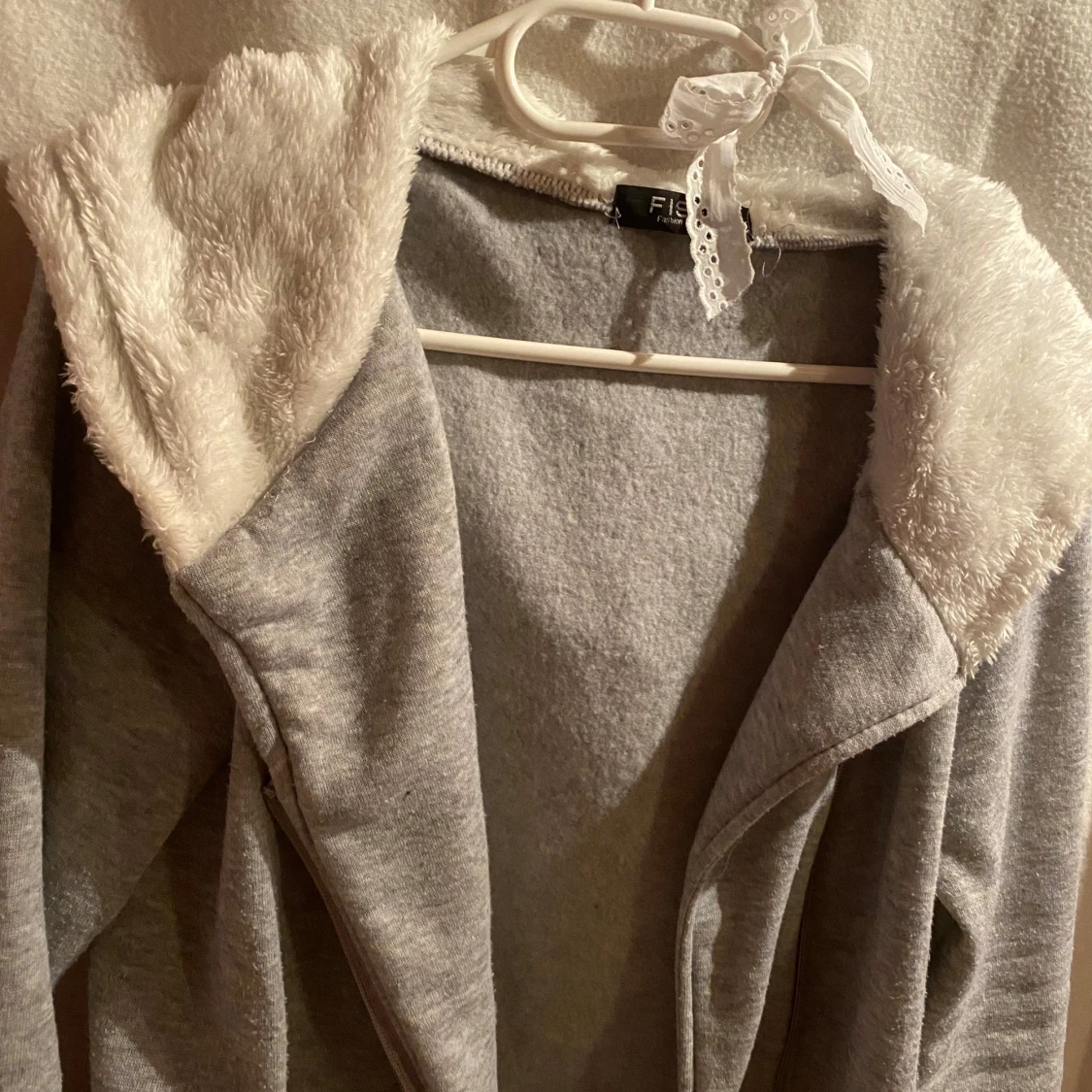 Grå hoodiejacka med fluffig huva - 1