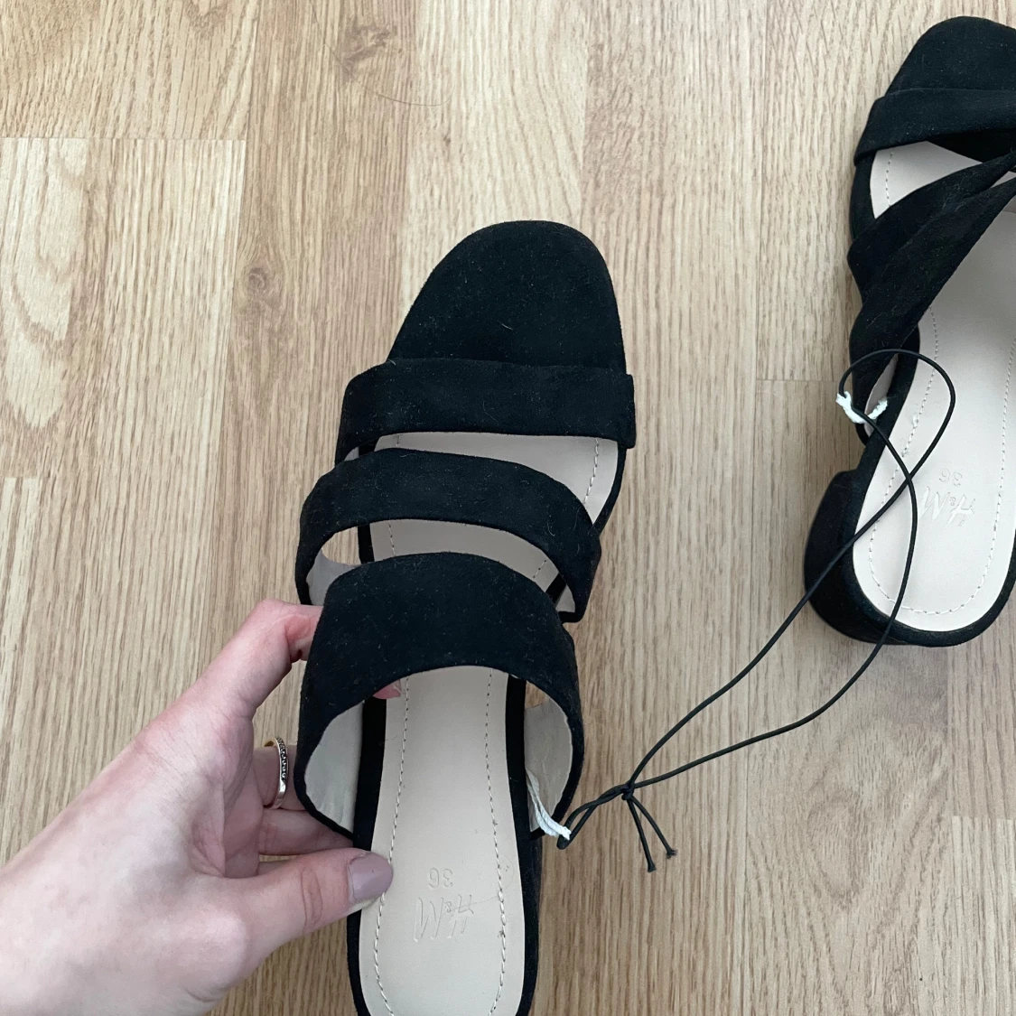 Svarta sandaler med klack och remmar - 1