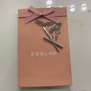 Edblad halsband - Jätte fint långt halsband från edblad🩷säljer mer smycken från bra märken så kolla om du är intresserad!
