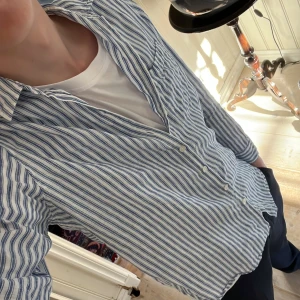 Randig skjorta från Lexington - Säljer en stilren blå- och vitrandig skjorta från Lexington. Skjortan är gjord i linne och är perfekt för sommaren och varmare dagar⛱️den är i storlek S och skulle passa någon mellan 175-185! Skriv gärna om ni har några funderingar🤗🤗🤗