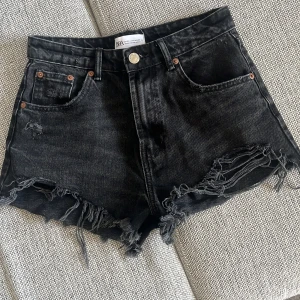 Svarta jeansshorts från Zara - Snygga svarta jeansshorts från Zara med fransiga kanter och klassisk femficksdesign. 