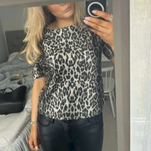 Glitrig leopard t-shirt  - Glittrig leopard t-shirt🩷