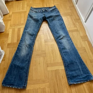 Lågmidjade bootcut jeans! - Såå snygga Lågmidjade bootcut jeans! Superbra skick! Uppskattar till storlek xs💕skriv för mått