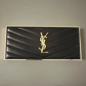 Ögonskuggspalett från Yves Saint Laurent YSL ögonskugga  - Elegant ögonskuggspalett med 10 färger från Yves Saint Laurent. Paletten har en lyxig svart och guld design med YSL-logga. Testad 1-2 gånger annars som ny, nypris 1300kr mitt pris 400kr