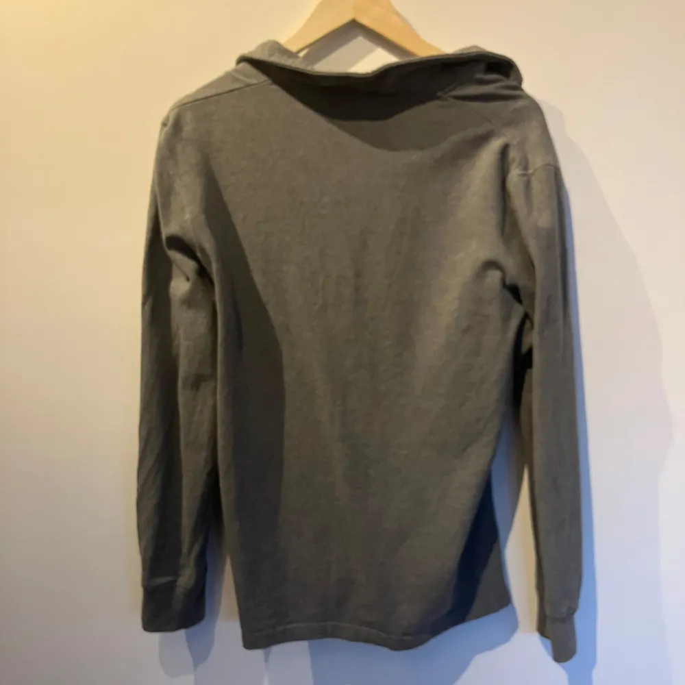 Skit snygg halv zip från dobber i grå färg .. Neuletakit & Villapaidat.