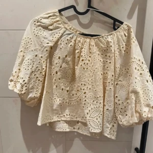 Söt topp - Söt topp!! Andra bilden visar mer hur färgen är i verkligheten. Inga tecken på användning, kan gå ner i pris vid snabb affär. 