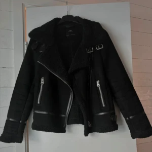 Zara jacka - Jacka från Zara med spännen, använd ett fåtal gånger. Passar perfekt nu till våren 😍