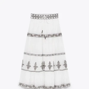 Vit långkjol med broderade detaljer - Jätte fin lång kjol från Zara. Helt oanvänd då den inte riktigt är min stil! Fina detaljer och snöre i bidjan så den är justerbar, kan tänka mig att sänka priset om så är fallet men helst inte under 150!