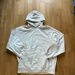 Beige hoodie från Yôke - *pris går o diskutera* säljer en beige hoodie från yôke, ny pris ca 700kr. Väldigt skönt och gjord av bomull. Använd 1 gång