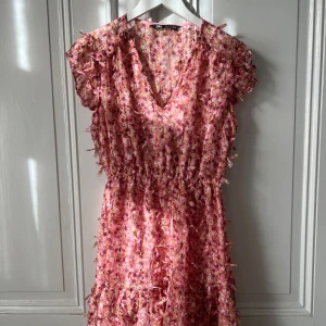Blommig zara klänning - Superfin klänning från Zara.