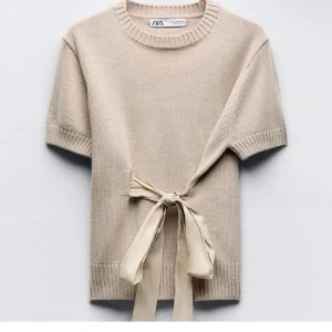 Slutsåld topp från zara - Söt topp från zara med knytning som är helt slutsåld och väldigt populär ❤️