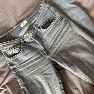 Grå jeans  - Bootcut Low waist jeans från ONLY som inte är jätte använda. Det är sköna och är stretchiga. Kan diskutera med priset 
